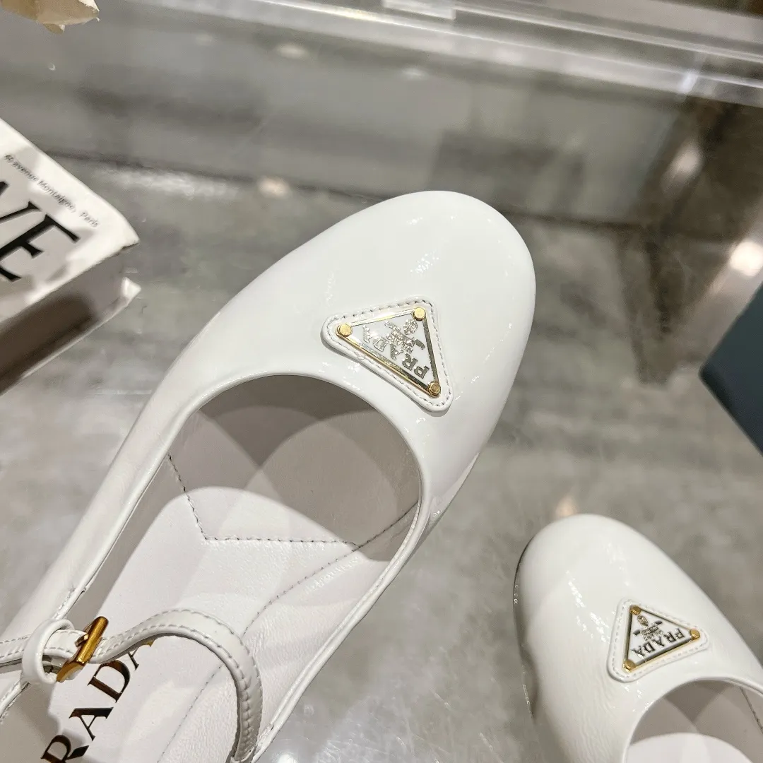 👟👟Ex-factory price 440👟👟 🔥🔥✨Prada/Prada 2024ss spring and summer new products are now available🌟 Mary Jane flat ballet shoes Soft and comfortable, recommended by major bloggers in Little Red Book, proper college style ➕Commuting 1-1 development Round-head golden triangle button Fabric: patent leather, sheepskin, silk fabric Sheepskin lining code number: 35 to 40 (41 is custom-made and cannot be returned or exchanged)